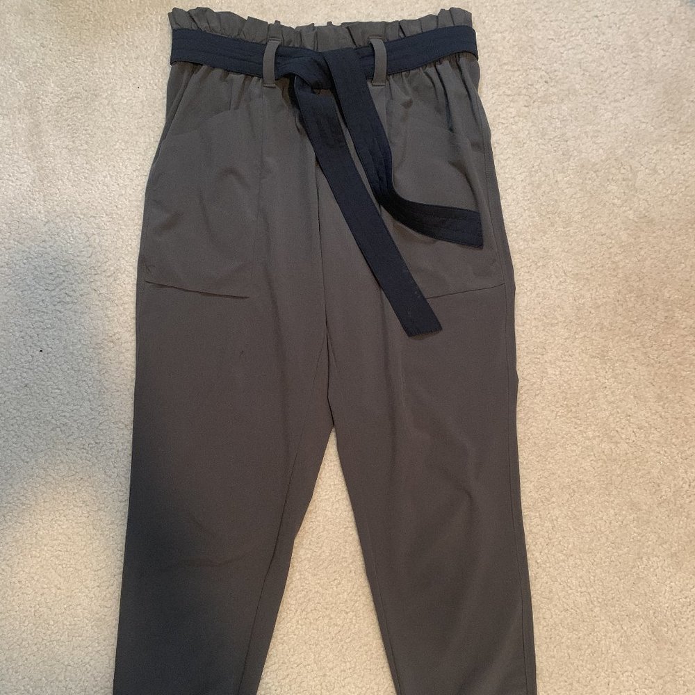 Athleta Skyline Paperbag Tie Waist Work Travel Pant in Brown Size 2